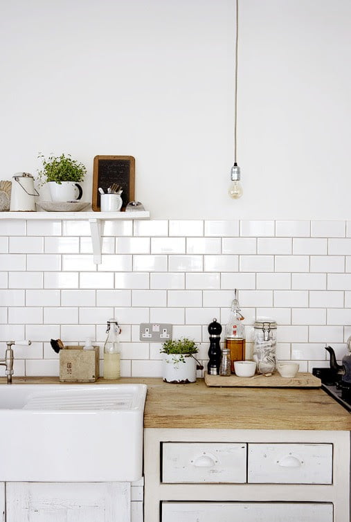 A tiled backsplash doesn’t necessarily have to be framed by cabinets