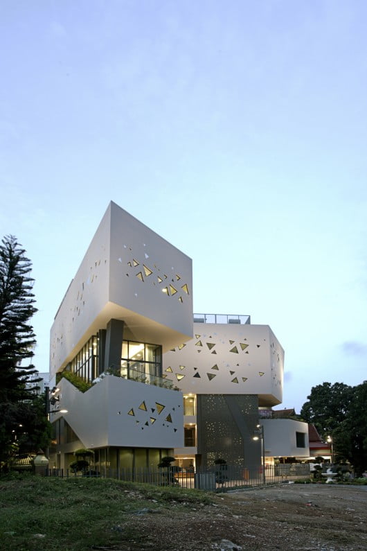 contemporary temple architecture,