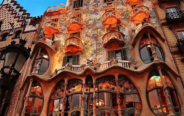 anton gaudi and art nouveau architecture,