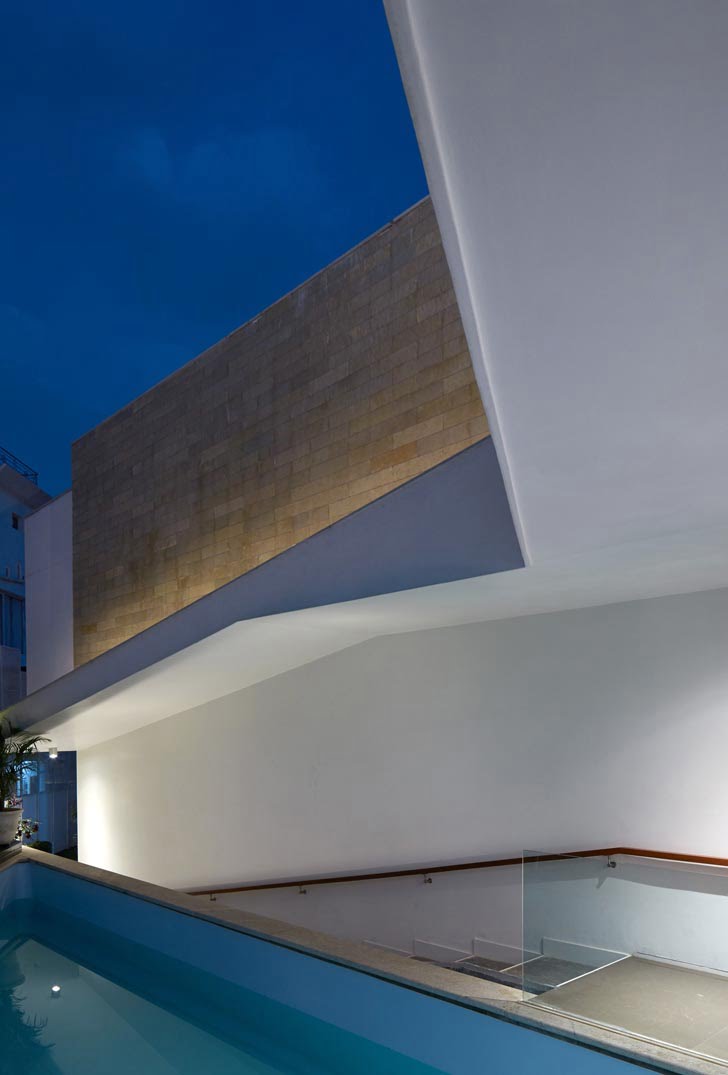 Contemporary architecture of modern fort house by SPA, India - Kadva Corp