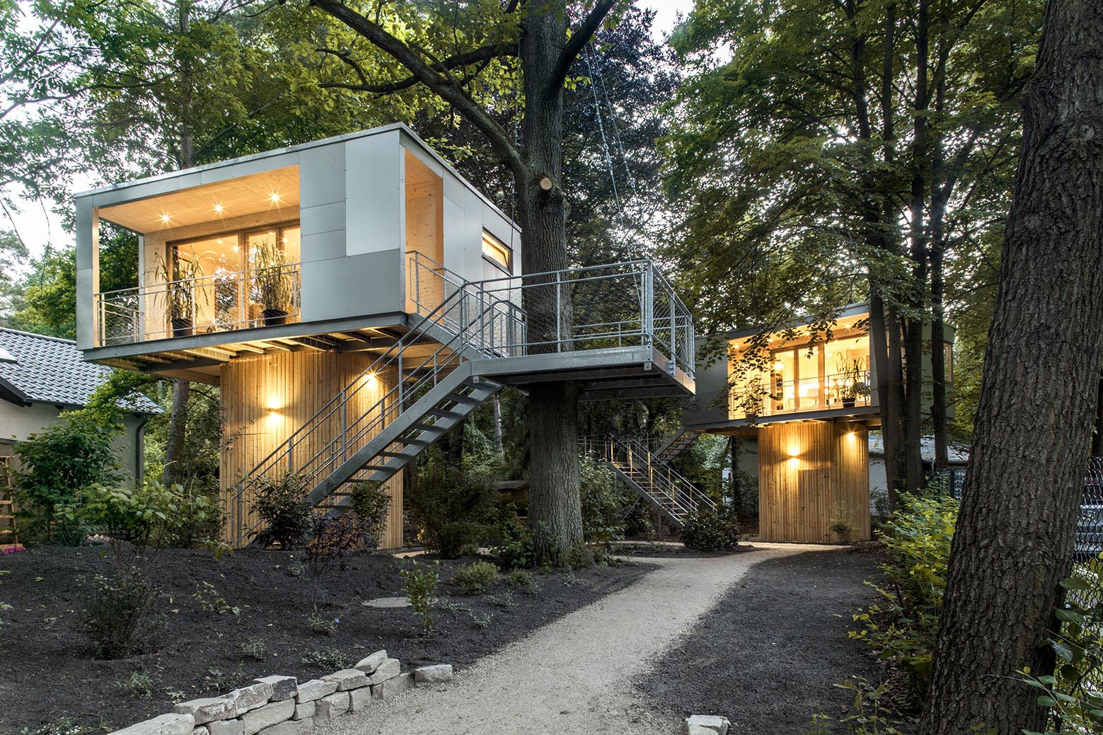 In me tree house. Дом на дереве. Современный домик на дереве. Проекты необычных домов. Современные дома на деревьях