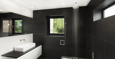 black and white bathroom,