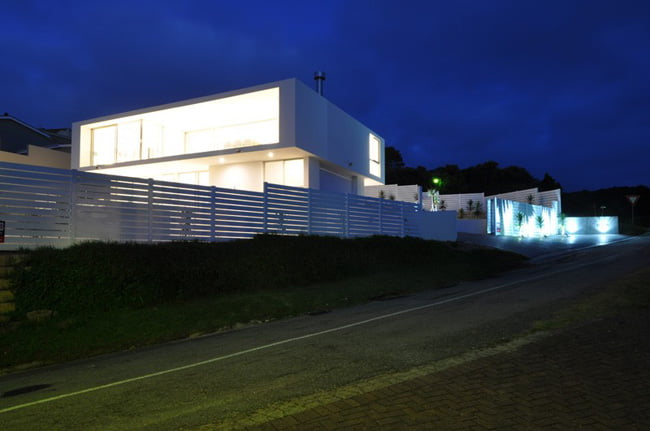 Shades of White Color in Modern House with Valley View in Knysna, South Africa (2)