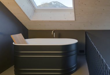 small bathtub,