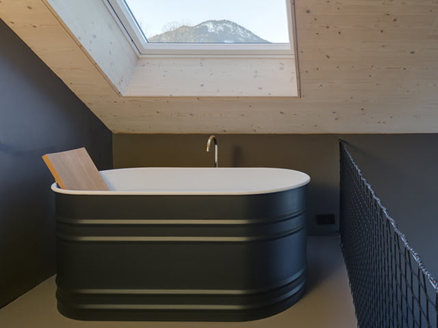 small bathtub,