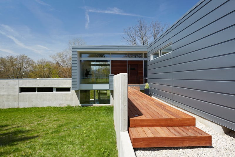 visual-contrast-between-the-concrete-and-aluminum-panels