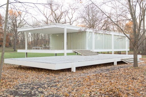 mid century architecture of Farnsworth House by Mies van der Rohe