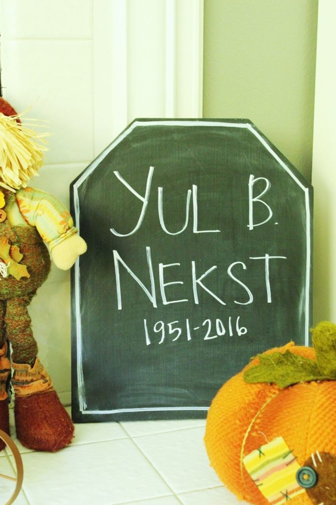 halloween-chalkboard-tombstone