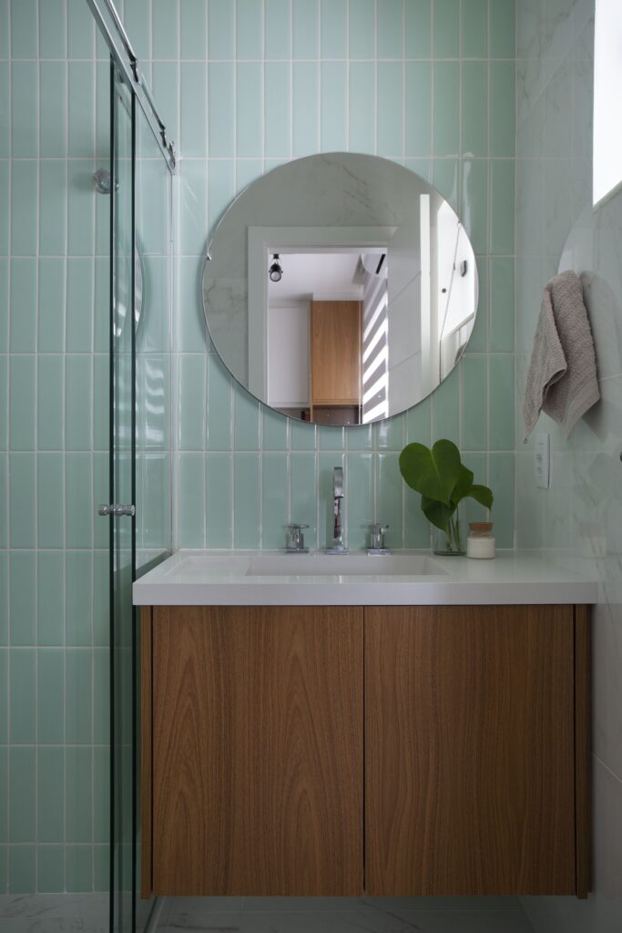 light neutral tones in bathroom,