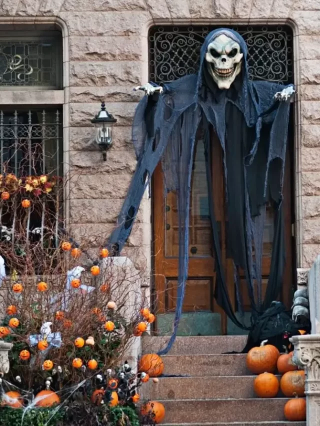 Spooky Eerie holloween front door decor ideas (1)